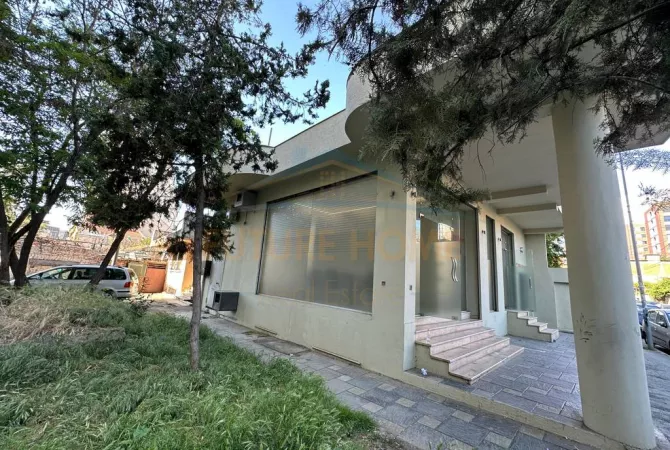 Ambient Biznesi Per Qera, Shkolla e Kuqe