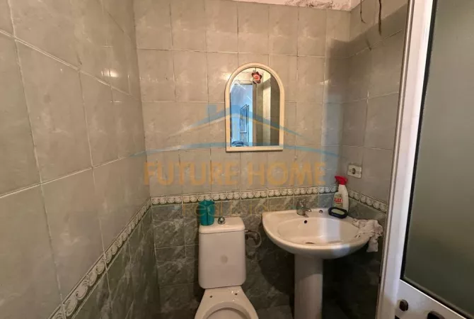 Ambient per Zyra Per Qera, Myslym Shyri, Tirane