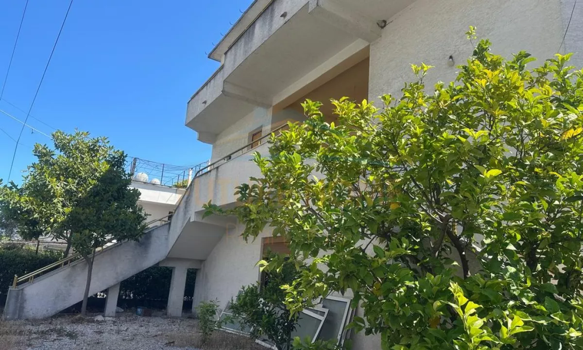 Shtepi ne shitje Vila Luksoze ne Durres, 4+1, Mobilimi Bosh, pa mobiluar, Pagesa 450,000  Euro.