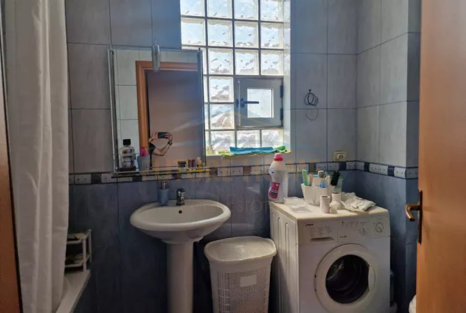 Shtepi ne shitje Apartament ne Tirane, 2+1, Mobilimi E mobiluar, Pagesa 240,000  Euro.