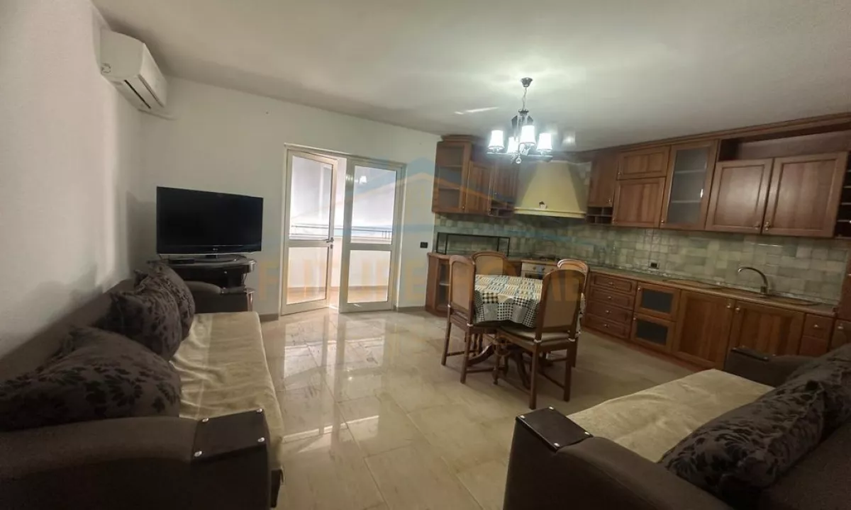 Appartamento in affitto a Tirana 3+1, SemiArredato