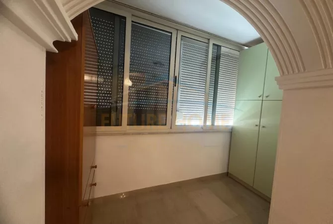 Appartamento in affitto a Tirana 3+1, SemiArredato
