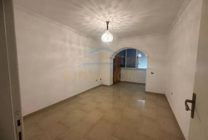 Appartamento in affitto a Tirana 3+1, SemiArredato