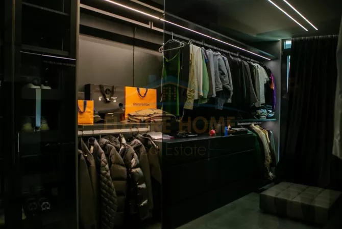 Shtepi ne shitje Penthose(kati i fundit panoramik) ne Tirane, 3+1, Mobilimi E mobiluar, Pagesa 850,000  Euro.