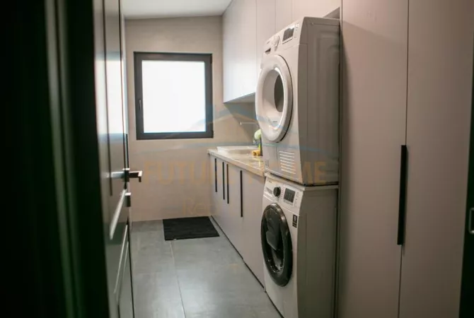 Shtepi ne shitje Penthose(kati i fundit panoramik) ne Tirane, 3+1, Mobilimi E mobiluar, Pagesa 850,000  Euro.