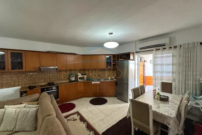 Shtepi ne shitje Apartament ne Tirane, 2+1, Mobilimi E mobiluar, Pagesa 160,000  Euro.