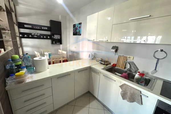 Shtepi ne shitje Apartament ne Tirane, 1+1, Mobilimi Bosh, pa mobiluar, Pagesa 120,000  Euro.