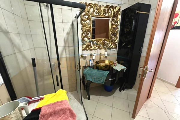 Shtepi ne shitje Apartament ne Tirane, 1+1, Mobilimi Bosh, pa mobiluar, Pagesa 120,000  Euro.