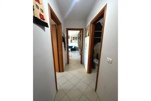 Shtepi ne shitje Apartament ne Tirane, 1+1, Mobilimi Bosh, pa mobiluar, Pagesa 120,000  Euro.