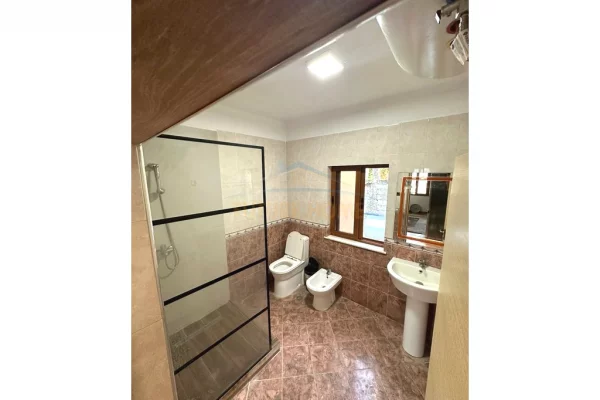 Shtepi me qera Apartament ne Tirane, 2+1, Mobilimi E mobiluar, Pagesa 350  Euro.