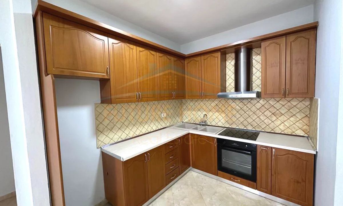 Shtepi me qera Apartament ne Tirane, 2+1, Mobilimi Bosh, pa mobiluar, Pagesa 600  Euro.