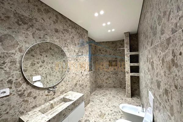 Shtepi me qera Apartament ne Tirane, 2+1, Mobilimi E mobiluar, Pagesa 2,200  Euro.