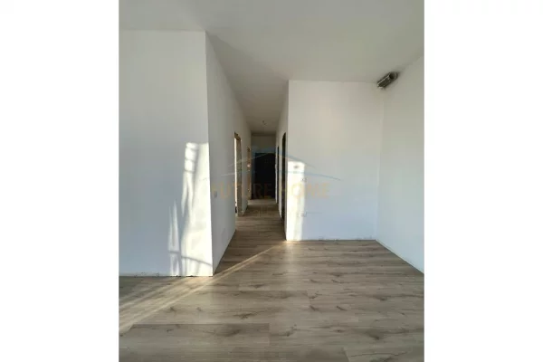 Shtepi ne shitje Apartament ne Tirane, 2+1, Mobilimi Bosh, pa mobiluar, Pagesa 123,000  Euro.