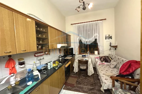 Shtepi me qera Apartament ne Tirane, 3+1, Mobilimi E mobiluar, Pagesa 900  Euro.