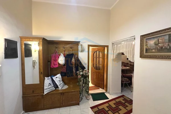 Shtepi me qera Apartament ne Tirane, 3+1, Mobilimi E mobiluar, Pagesa 900  Euro.