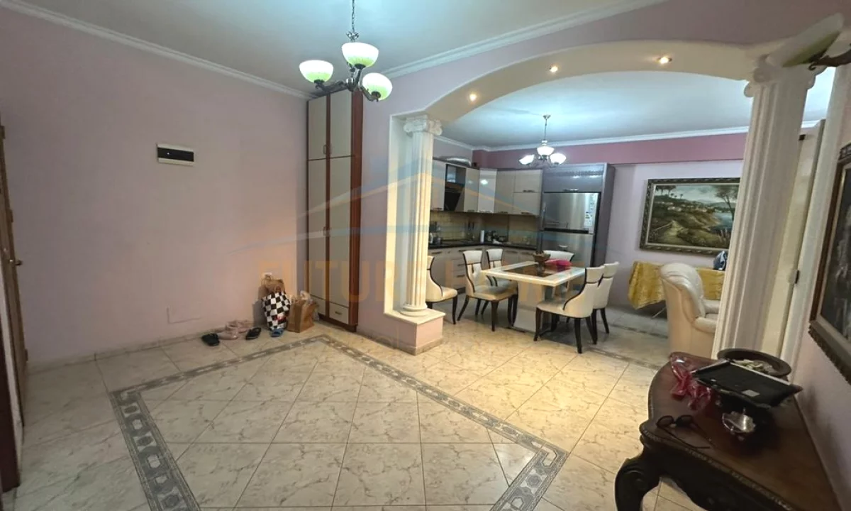 Appartamento in vendita a Tirana 2+1, Arredato