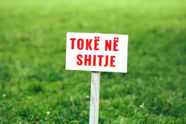 Truall ose Toke ne Tirane - 800,000 Euro