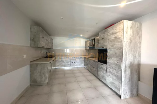 Shtepi ne shitje Penthose(kati i fundit panoramik) ne Tirane, 7+1, Mobilimi Pjeserisht e mobiluar, Pagesa 843,000  Euro.