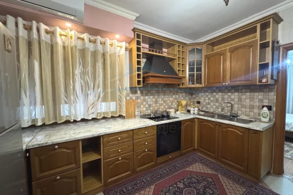 Shtepi me qera Apartament ne Tirane, 2+1, Mobilimi E mobiluar, Pagesa 700  Euro.