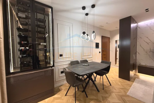 Shtepi ne shitje Apartament ne Tirane, 2+1, Mobilimi E mobiluar, Pagesa 242,000  Euro.