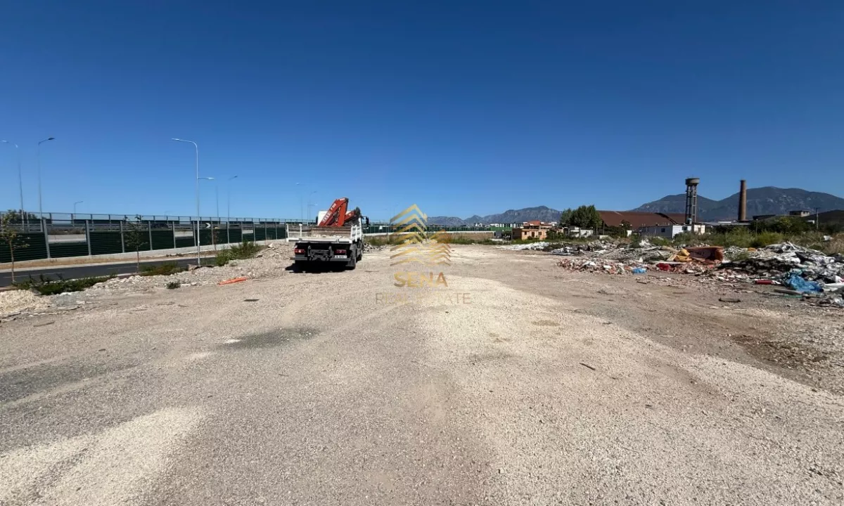 Jepet me qira Toke 1500 m2, Laprake -Unaza e Madhe, 2500 Euro 