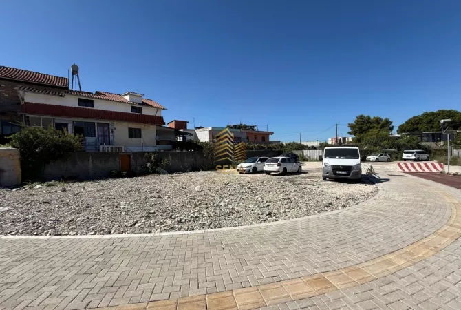 Jepet me qira Toke 450m2, Laprake -Unaza e Madhe, 900 Euro 