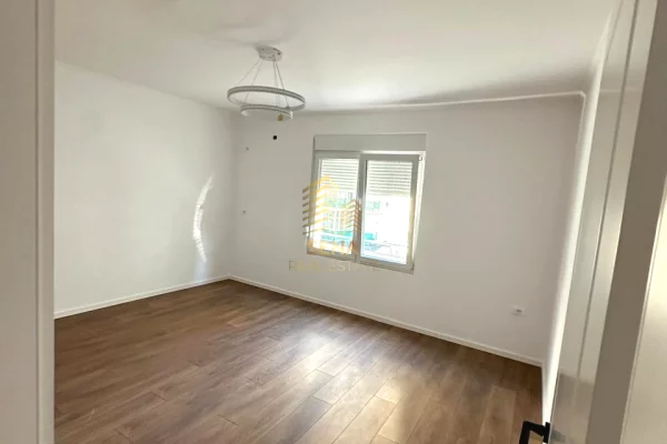 Shtepi ne shitje Apartament ne Tirane, 1+1, Mobilimi Bosh, pa mobiluar, Pagesa 95,000  Euro.