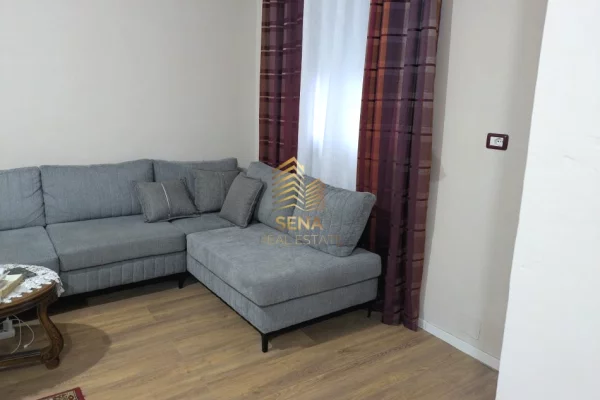 Qira, Hyrje Private, 1+1+Kuzhine e Vecuar, Xhamllik, 500 Euro/muaj