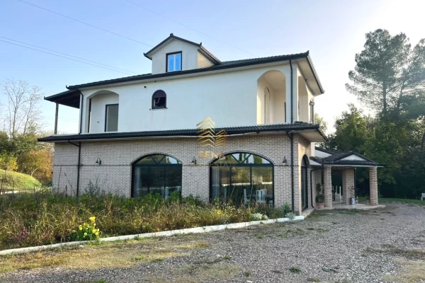 Jepet me qira Objekt biznesi 2 kate Restorant + Hotel, Durres Rruga Kombetare Kombinat – Plepa, 3500