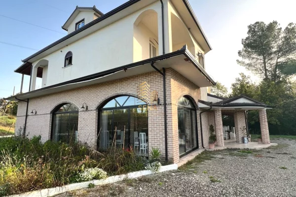 Jepet me qira Objekt biznesi 2 kate Restorant + Hotel, Durres Rruga Kombetare Kombinat – Plepa, 3500