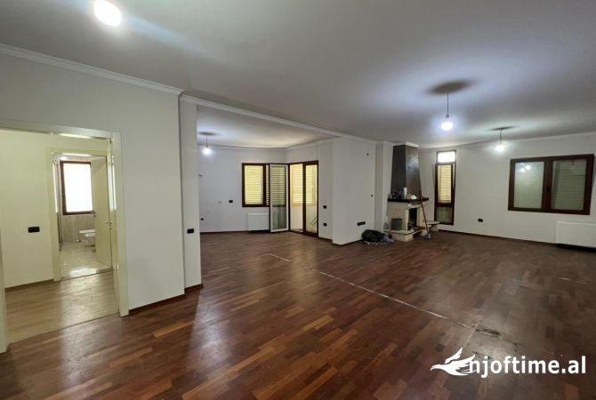 Ambiente Commerciale in Affitto 3+1 a Tirana - 1,000 Euro