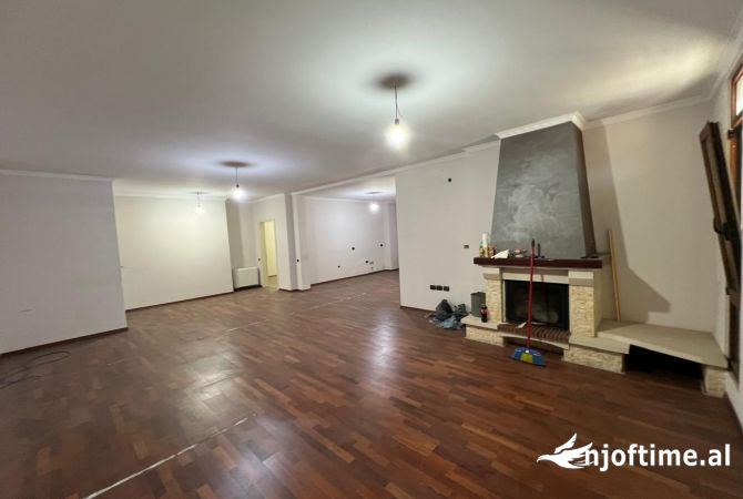 Ambiente Commerciale in Affitto 3+1 a Tirana - 1,000 Euro