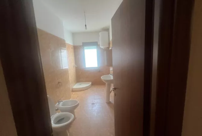 Shtepi ne shitje Apartament ne Tirane, 2+1, Mobilimi Bosh, pa mobiluar, Pagesa 135,000  Euro.