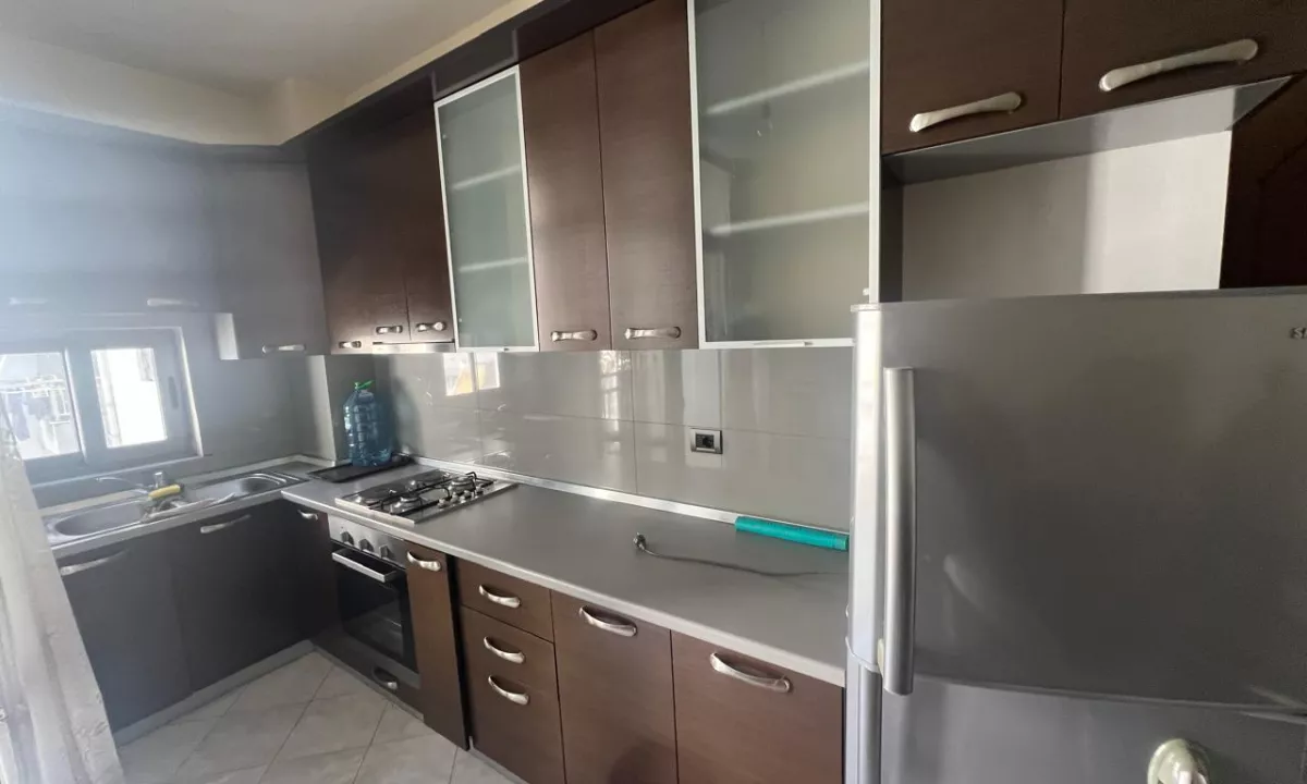 Shtepi ne shitje Apartament ne Tirane, 2+1, Mobilimi Pjeserisht e mobiluar, Pagesa 130,000  Euro.