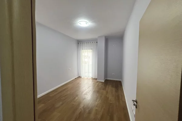 Shtepi ne shitje Apartament ne Tirane, 1+1, Mobilimi Bosh, pa mobiluar, Pagesa 10,700,000  Leke.