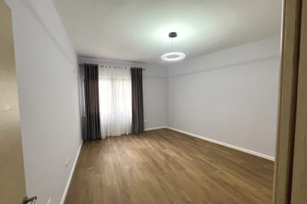 Shtepi ne shitje Apartament ne Tirane, 1+1, Mobilimi Bosh, pa mobiluar, Pagesa 10,700,000  Leke.