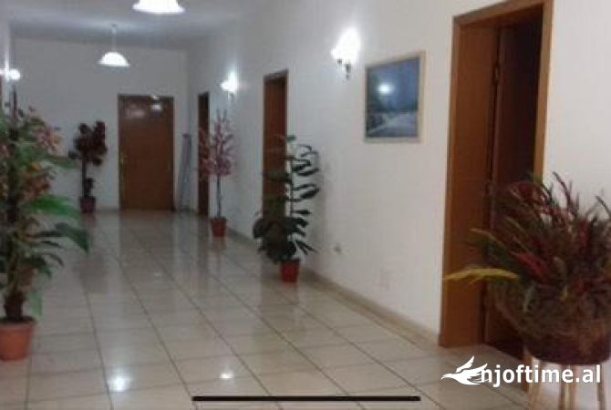 Ambiente Commerciale in Vendita 5+1 a Durazzo - 1,500,000 Euro