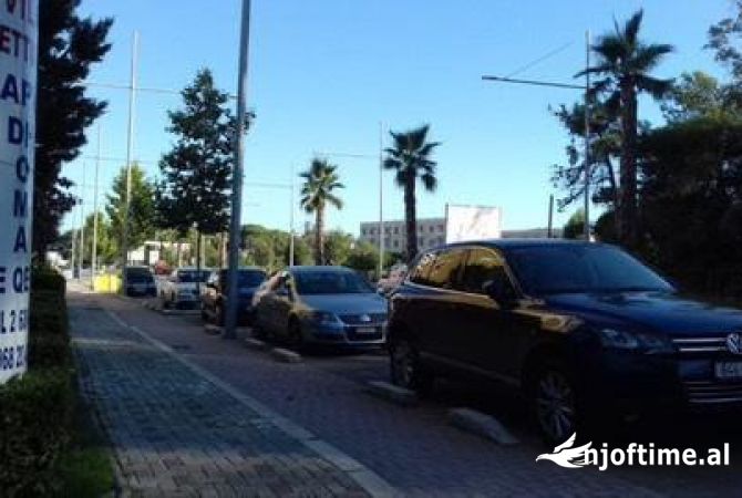 Ambiente Commerciale in Vendita 5+1 a Durazzo - 1,500,000 Euro