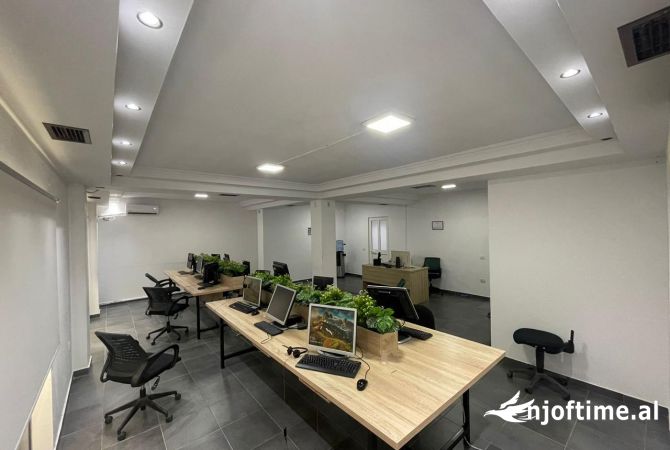 Ambiente Commerciale in Affitto 3+1 a Tirana - 1,500 Euro