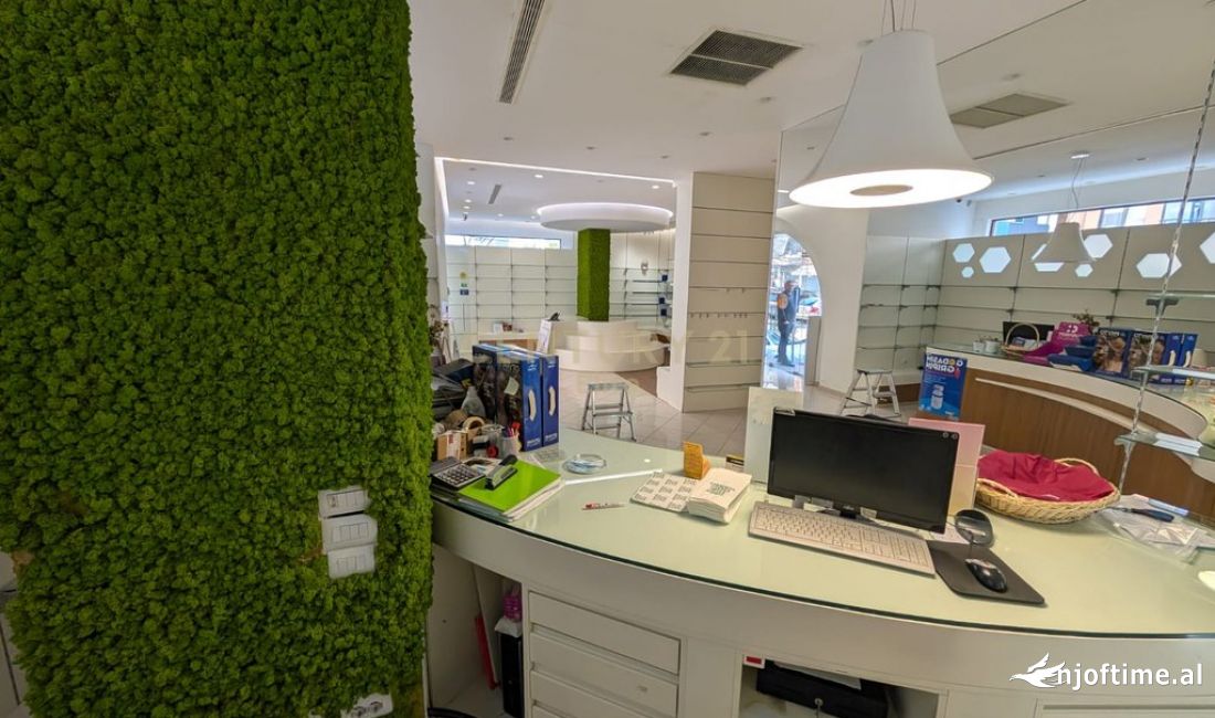 Shitet Dyqan tek KOMUNA e PARISIT