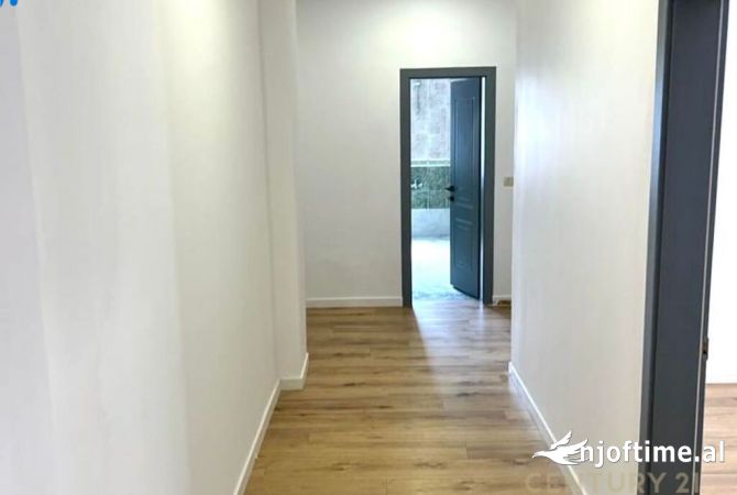 Ambiente Commerciale in Affitto 3+1 a Tirana - 1,200 Euro