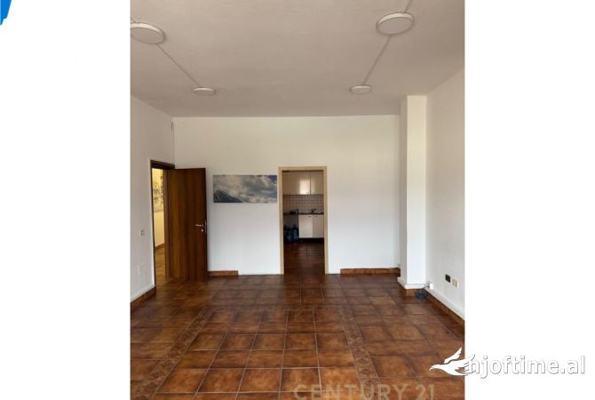 Ambiente Commerciale in Affitto 3+1 a Tirana - 750 Euro