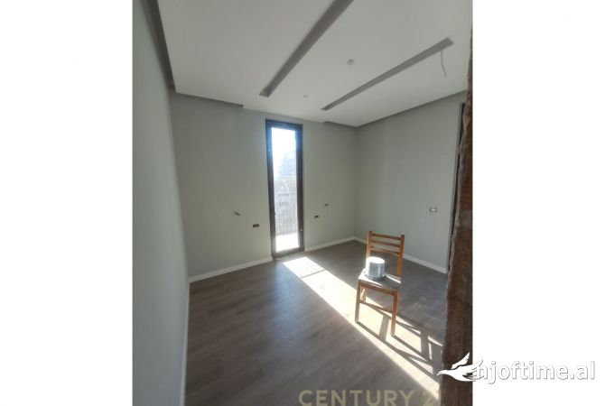 Ambiente Commerciale in Affitto 3+1 a Tirana - 1,600 Euro