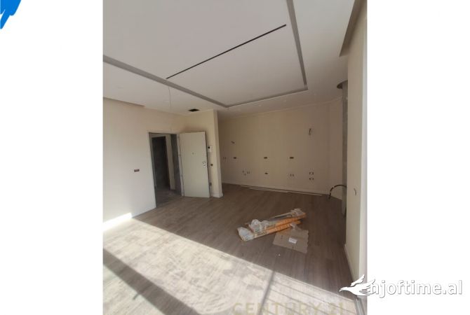 Ambiente Commerciale in Affitto 3+1 a Tirana - 1,600 Euro