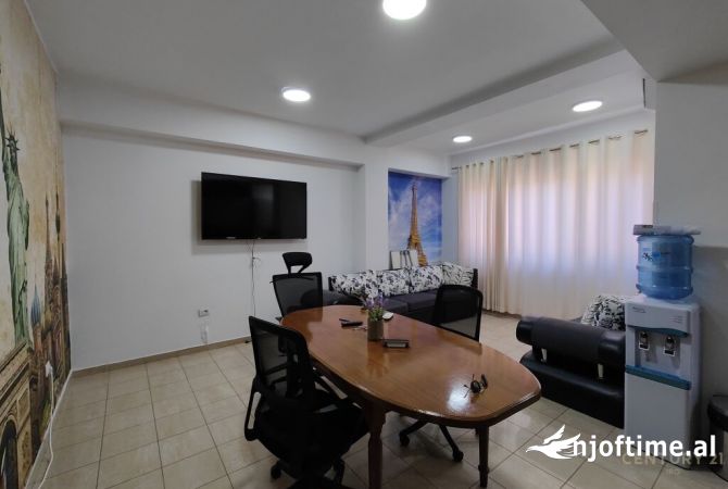 Ambiente Commerciale in Affitto 3+1 a Tirana - 1,200 Euro