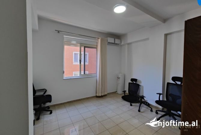 Ambiente Commerciale in Affitto 3+1 a Tirana - 1,200 Euro