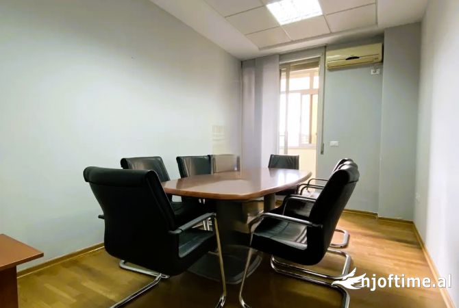 Ambiente Commerciale in Affitto 3+1 a Tirana - 2,000 Euro