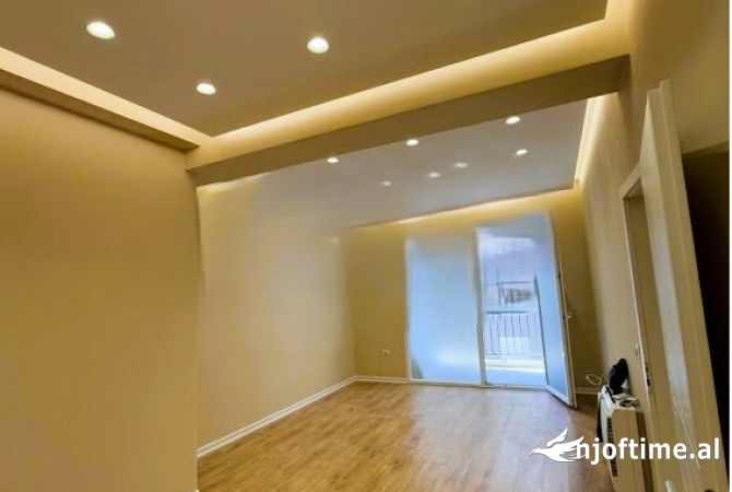 Ambiente Commerciale in Affitto 3+1 a Tirana - 650 Euro