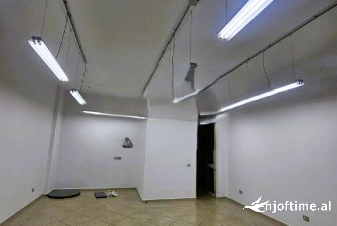 Ambiente Commerciale in Affitto 3+1 a Tirana - 500 Euro