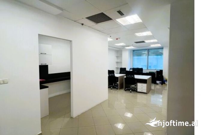 Ambiente Commerciale in Affitto 3+1 a Tirana - 800 Euro